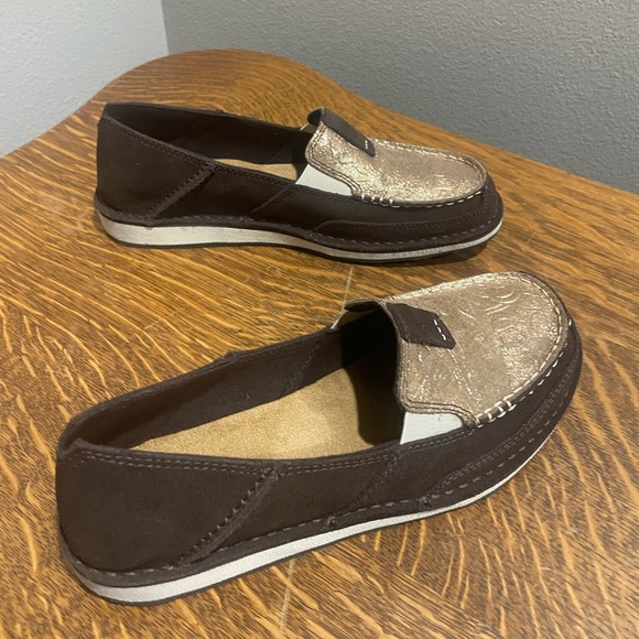 Ariat Suede Floral Metallic Casual Slip-On Cruiser Moc-Toe. Only worn once! - Picture 4 of 7